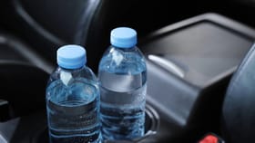 उन्हाळ्यात कारमध्ये पाण्याची बाटली ठेवणं ठरू शकतं जीवघेणं.