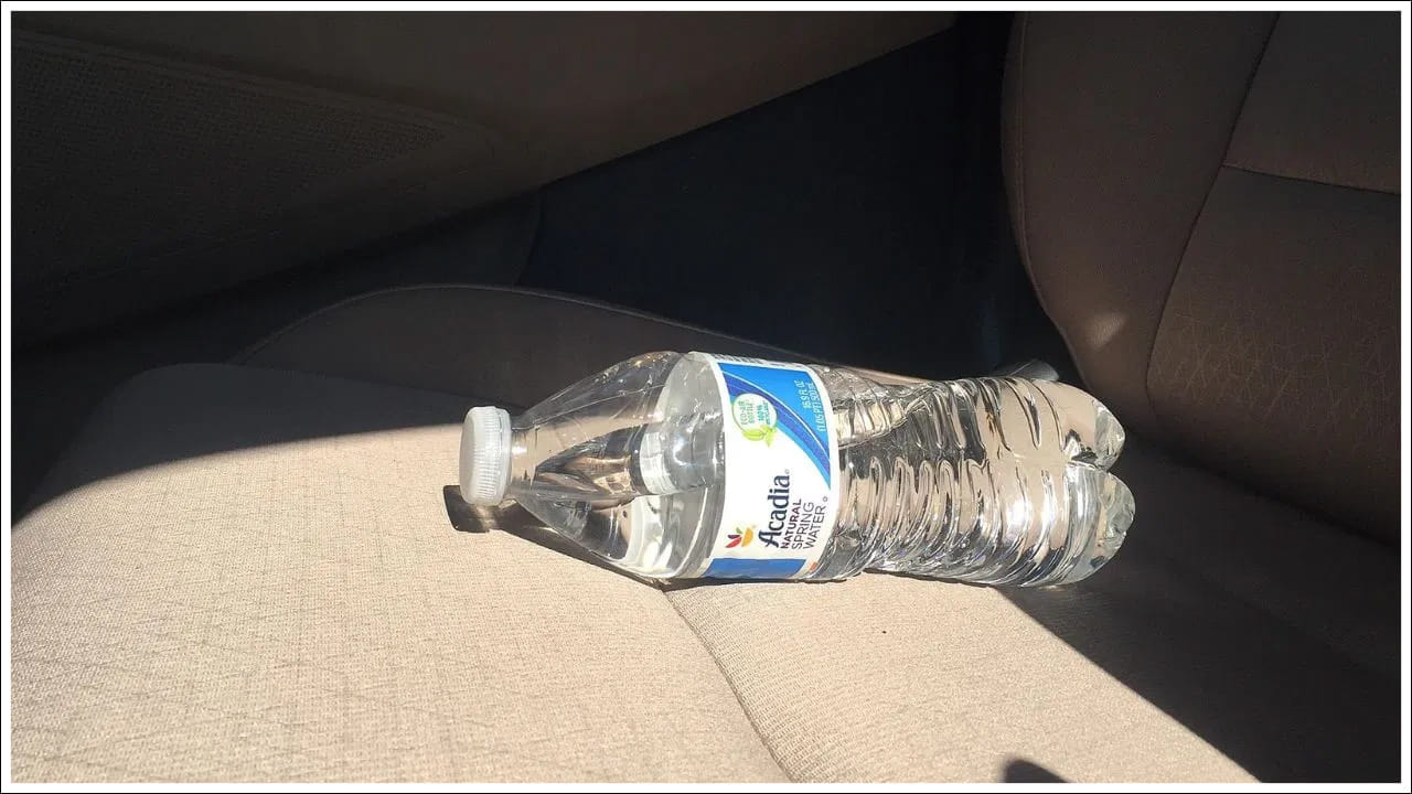 कारमध्ये ठेवलेली पारदर्शक पाण्याची बाटली एखाद्या भिंगाप्रमाणे (Magnifying Glass) काम करू शकते. सूर्यप्रकाश जेव्हा या बाटलीतून आरपार जातो, तेव्हा तो एका बिंदूवर केंद्रित होतो. जर ही प्रकाशकिरणे सीटचे कापड किंवा कागदावर पडली, तर कारमध्ये आग लागण्याची शक्यता असते.