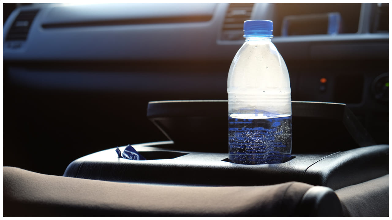 त्यामुळे कारमध्ये प्लास्टिकच्या बाटल्या ठेवणे टाळा. नेहमी स्टील किंवा काचेच्या बाटल्यांचा वापर करा. जर प्लास्टिकची बाटली कारमध्ये राहून गरम झाली असेल, तर ते पाणी पिण्याऐवजी झाडांना टाका किंवा फेकून द्या.