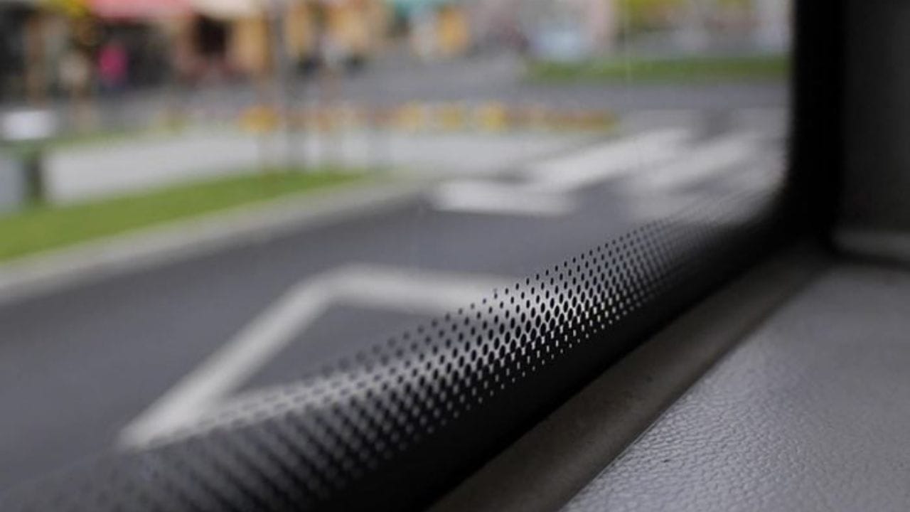 आपण अनेकदा कारच्या विंडशील्डच्या कडेजवळ पाहिले तर लहान काळे ठिपके दिसतात. अनेकांना हे केवळ कंपनीने दिलेले डिझाइन वाटते, पण प्रत्यक्षात हे ठिपके आपल्या गाडीच्या सुरक्षिततेसाठी आणि विंडशील्डच्या टिकाऊपणासाठी अत्यंत महत्त्वाचे असतात.