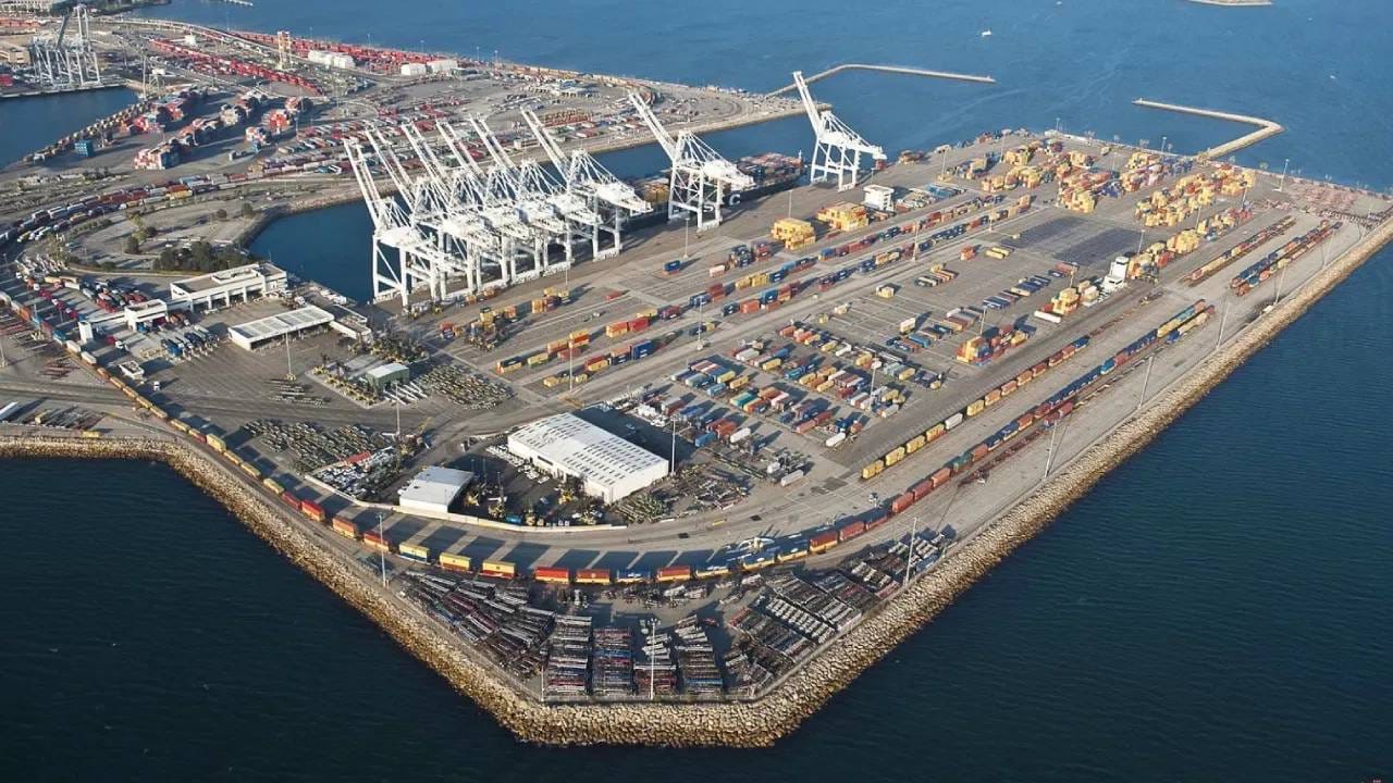 अमेरिकेने निर्बंध हटवल्यानंतर व्यवस्थापनाचे अधिकार पुन्हा आपल्या ताब्यात यावेत ही गॅरेंटी भारताला हवी आहे. मे 2024 मध्ये भारताने  इंडिया पोर्ट्स ग्लोबल लिमिटेडच्या (IPGL) माध्यमातून चाबहार बंदराच्या संचालनासाठी इराणसोबत 10 वर्षांचा करार केला होता. परदेशी बंदर व्यवस्थापनाचा भारताचा हा पहिला करार होता. भारताचे चाबहारसाठी बरीच मोठी गुंतवणूक केली आहे. पाकिस्तान-चीनच्या ग्वादर बंदराला पर्याय म्हणून चाबहारकडे पाहिलं जातं. पण अमेरिकेच्या इराणवरील निर्बंधांचा फटका चाबहारला सुद्धा बसला आहे. भारत चाबहारमधून मागे हटला, तर चीन या संधीचा फायदा उचलून तिथे आपली पकड मजबूत करु शकतो असं एक्सपर्ट्सच मत आहे. म्हणजे चीनशी स्पर्धा करण्यासाठी जे बंदर उभं केल, त्याचा ताबा चीनकडेच जाण्याची भिती आहे. असं झाल्यास भारतासाठी ते आर्थिक आणि रणनितीक दोन्ही आघाड्यांवर मोठं नुकसान ठरेल. 