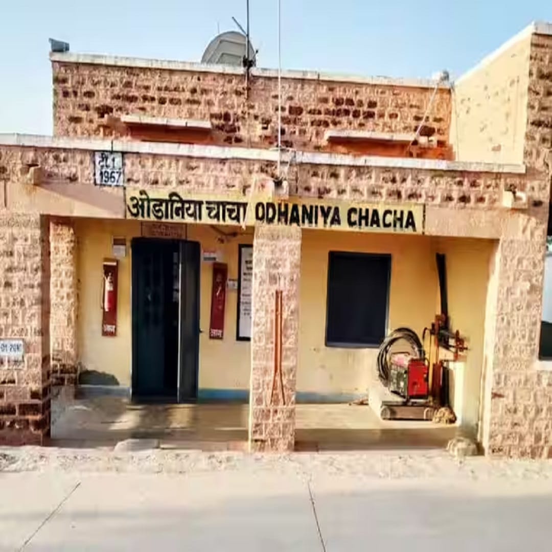  चाचा म्हणजे काका... ओढनिया चाचा नावाचं देखील एक स्टेशल आहे. हे स्टेशन राजस्थानमधील पोखकरच्या अगदी जवळ आहे. 'ओढणी' या शब्दासोबत 'चाचा' हा शब्द का वापरला जातो, हे आम्हाला अजूनही कळत नाही.