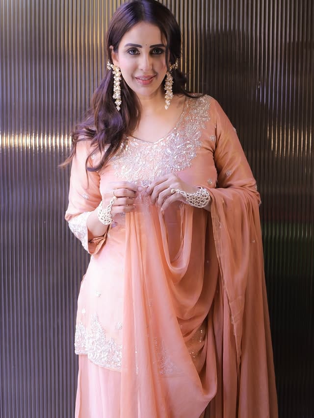 तसेच मी धर्मनिरपेक्षा मताची व्यक्ती आहे. मी दिवाळी आणि इद असे सगळेच सण साजरे करते. मी माझ्या खुशीने मुस्लीम धर्म स्वीकारला होता. चाहतचे पहिले लग्न भरत नरसिंघानीसोबत 2006 साली झाले होते. त्यानंतर एका वर्षाने तिचा घटस्फोट झाला. 