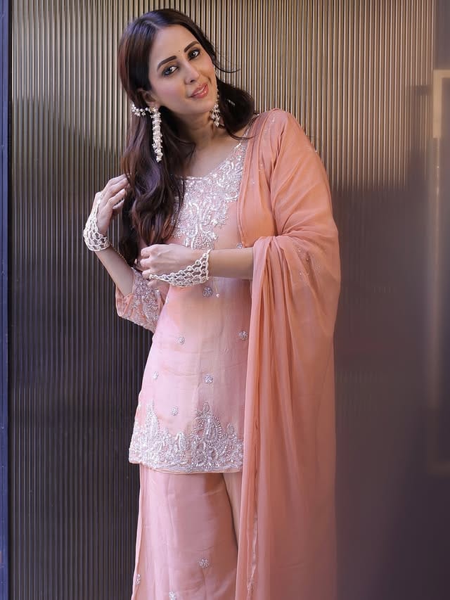 मुस्लीम धर्माचा त्याग करून चहातने आता पुन्हा एकदा हिंदू धर्म स्वीकारला आहे. तिने फरहान मिर्झा याच्यासोबत लग्न केले होते. हे लग्न केल्यानंतर तिने इस्लाम धर्म स्वीकारला होता. हा निर्णय पूर्णपणे माझ्या स्वत:चा होता असे तिने सांगितले आहे. 