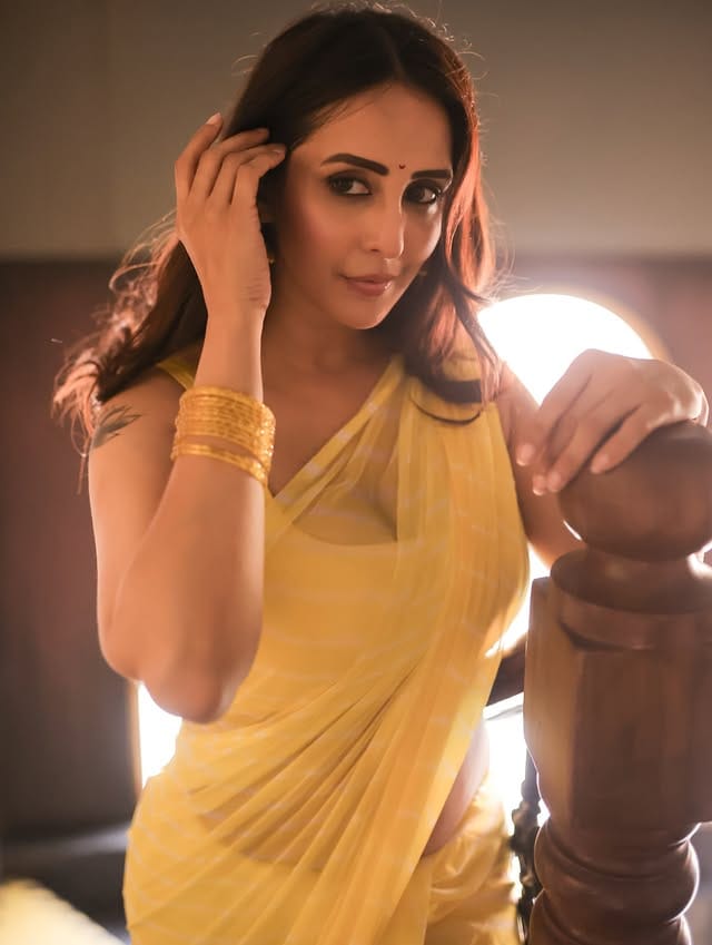 सिनेजगतात कधी काय होईल हे सांगता येत नाही. छोट्या पडद्यावर काम करणाऱ्या कलाकाराच्या आयुष्यातही बऱ्याच घटना घडतात. काही लकारांच्या करिअरशिवाय त्यांच्या वैयक्तिक आयुष्याबाबत खूप बोललं जातं. सध्या अशीच एक प्रसिद्ध अभिनेत्री तिने बदललेल्या धर्मामुळे चर्चेत आली आहे. 