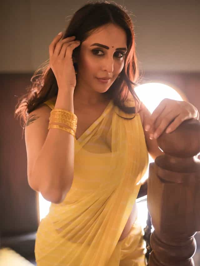 सिनेजगतात कधी काय होईल हे सांगता येत नाही. छोट्या पडद्यावर काम करणाऱ्या कलाकाराच्या आयुष्यातही बऱ्याच घटना घडतात. काही लकारांच्या करिअरशिवाय त्यांच्या वैयक्तिक आयुष्याबाबत खूप बोललं जातं. सध्या अशीच एक प्रसिद्ध अभिनेत्री तिने बदललेल्या धर्मामुळे चर्चेत आली आहे.