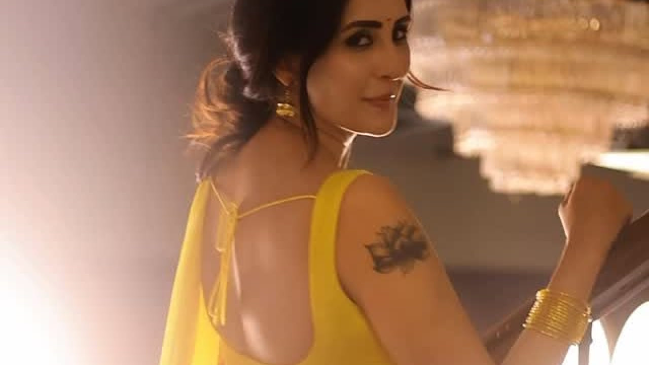 चाहत खन्नाने स्वतःला सेक्युलर व्यक्ती असल्याचे सांगितले. मी ईद आणि दिवाळी दोन्ही सण साजरे करते. मी इस्लामही मानते आणि सनातन धर्मावरही माझा विश्वास आहे. पण याचा अर्थ इतर धर्मांवर विश्वास नाही असे नाही असे तिने स्पष्ट केले. तिने हेही सांगितले की धर्मपरिवर्तनासाठी तिच्यावर कोणताही दबाव नव्हता.