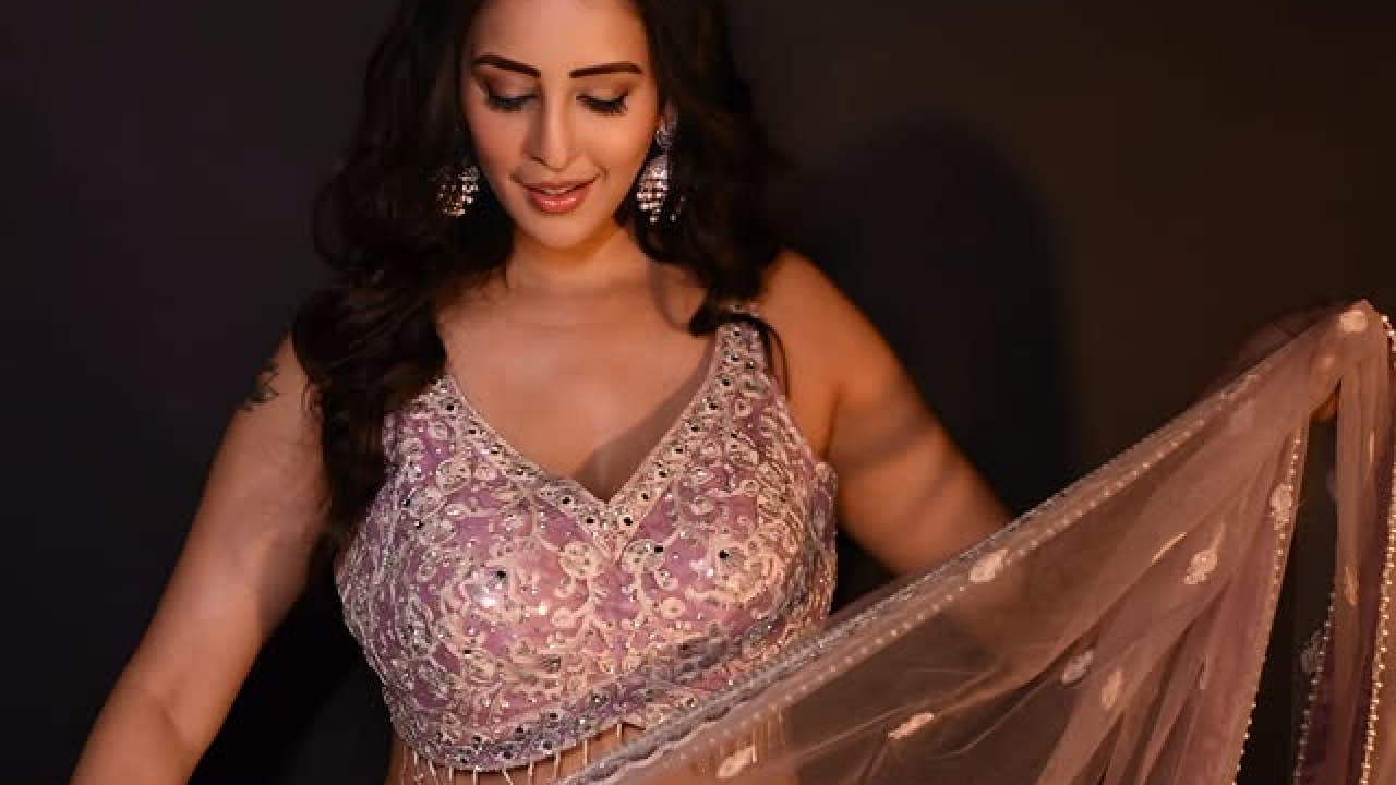 तलाकानंतर तिच्या आयुष्याबद्दल अनेक नकारात्मक बातम्या पसरल्या. यामुळे ती मानसिकदृष्ट्या खचली होती. ती निराश दुखी आणि घाबरलेली होती. माझ्या नावाशी नकारात्मक गोष्टी जोडल्या जात होत्या. मला काम मिळणार नाही अशी भीतीही वाटत होती असे त्यांनी सांगितले. 