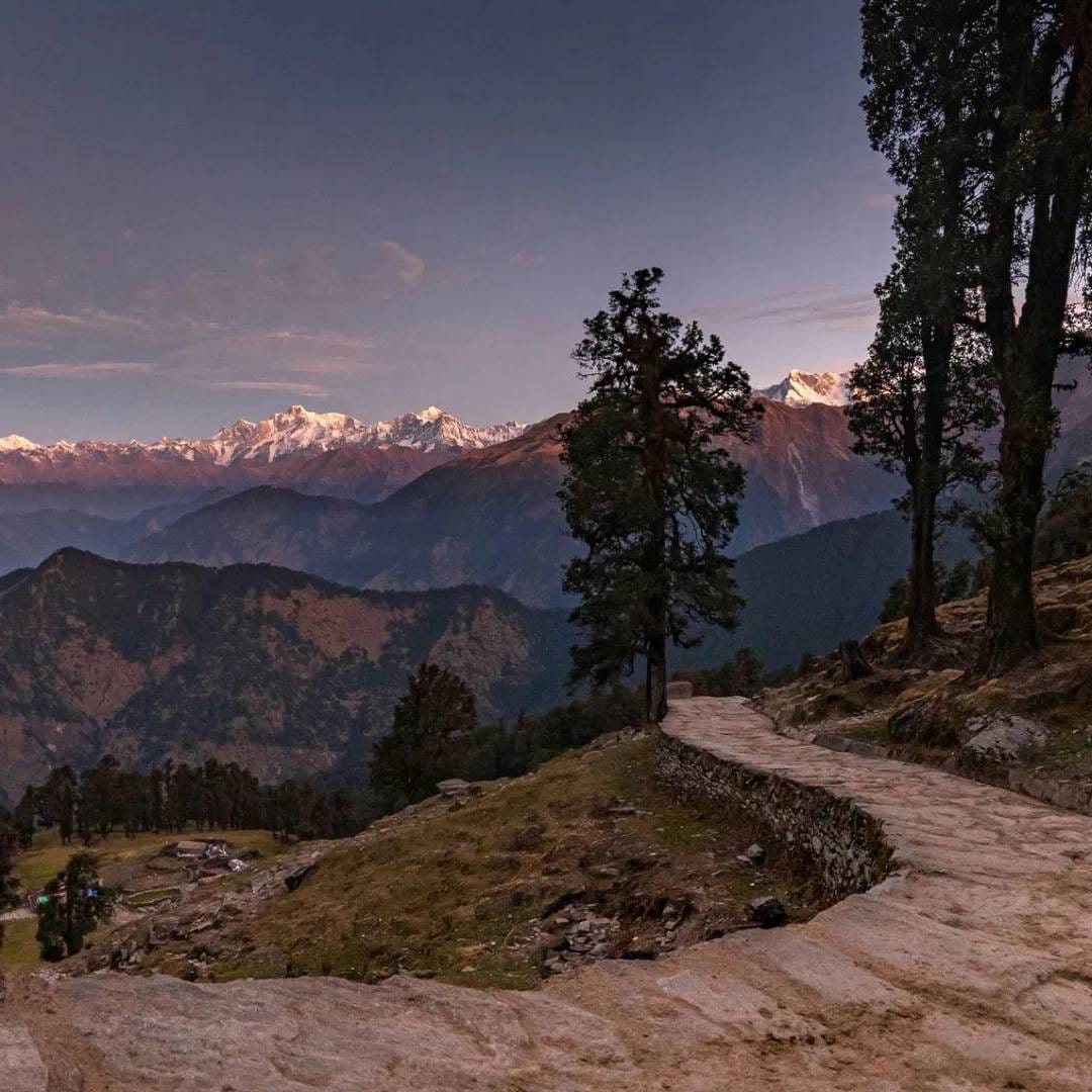 उत्तराखंडमधील पर्यटन स्थळ हिडन जेम आहेत. लष्कराच्या उपस्थितीमुळे हा छावणीवाला एरिया आहे. पण इथे ओढे आणि गुफा तुम्हाला प्रेमात पाडतात. चकराता येथे गेल्यानंतर मनाला एक शांती मिळते. देहरादूनवरुन येथे पोहोचणं सोपं आहे.