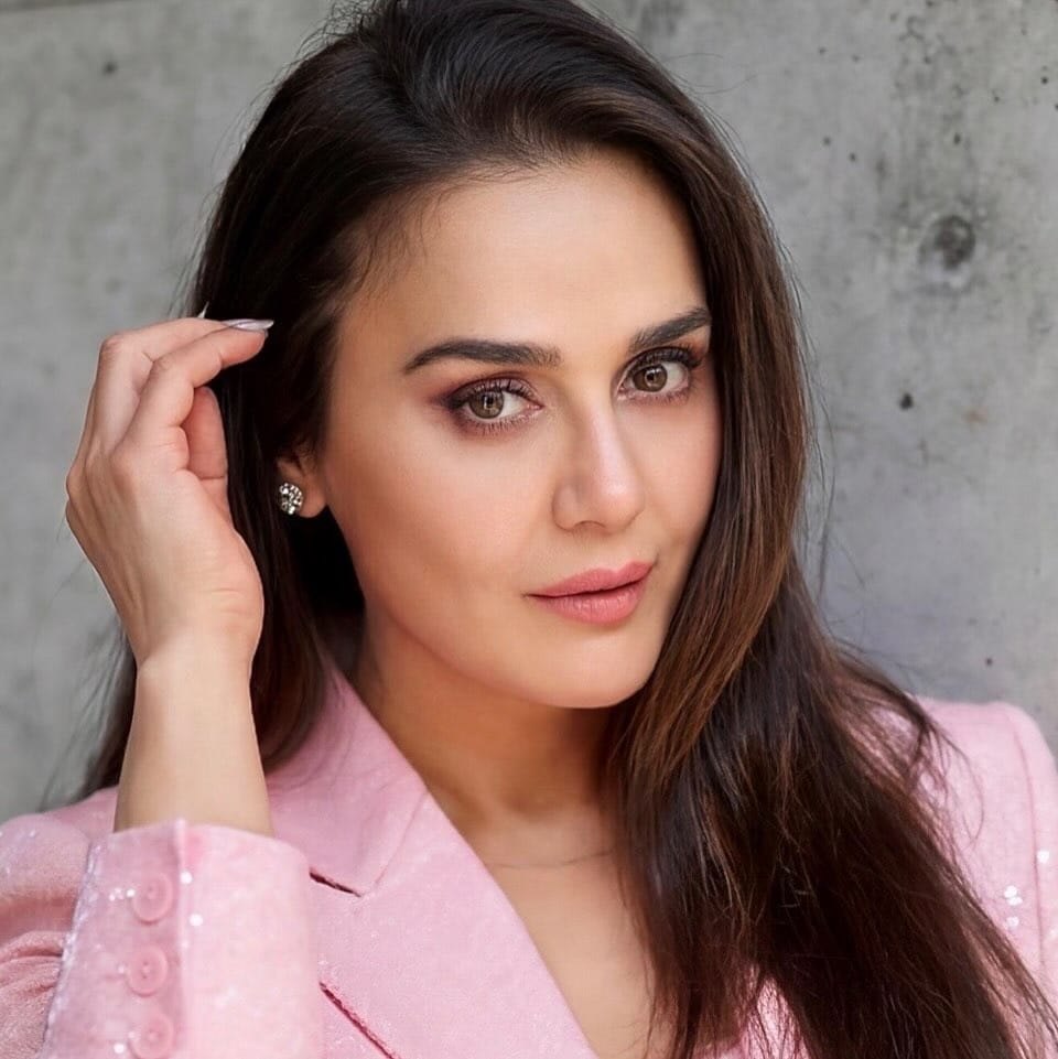 बॉलिवूडची 'डिंपल क्वीन' अर्थात अभिनेत्री प्रिती झिंटा आजही अनेकांची लोकप्रिय अभिनेत्री आहे. प्रितीने तिच्या करिअरमध्ये अनेक सुपरहिट चित्रपट दिले आहेत. मात्र बऱ्याच काळापासून प्रिती सिनेमांपासून दूर आहे. 2016 मध्ये तिने जिन गुडइनफसी लग्न केलं.