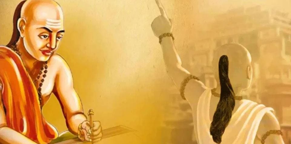 आचार्य चाणक्य यांनी समृद्धपणे जगण्यासाठी नेमकं काय काय करायला हवं, याबाबत सगळं सांगून ठेवलेलं आहे. शत्रूला पराभूत कसे करायचे, शत्रूच्या दोन पावलं पुढे कसे राहायचे, याबाबत आचार्य चाणक्य यांची नीती आजही तेवढीच कामी येते. चाणक्य नीतीत काय सांगितलेले आहे, ते जाणून घेऊ या..