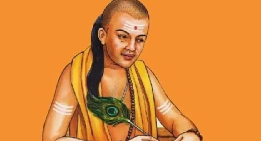 चाणक्य नीतीनुसार शत्रूसोबत कायम शांतपणेच व्यवहार केला पाहिजे. त्याने केलेल्या कोणत्याही कृतीचे उत्तर रागात, संतापात देऊ नये. कारण त्यामुळे तुमचेच नुकसान होण्याची दाट शक्यता असते. शत्रूला तुम्ही मित्र असल्याचे वाटले पाहिजे. म्हणजे तुम्हाला तुम्हाला त्याच्यावर विजय मिळवणे सोपे होते. 