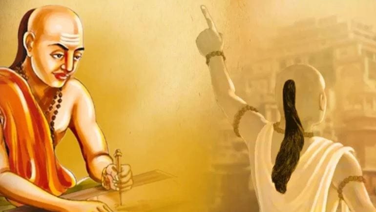 वातावरणात बदल झाल्यास गाढव न घाबरता आपले काम करत राहते. त्याच पद्धतीने आपणदेखील आयुष्यात आलेल्या संकटांना न घाबरता प्रयत्न करत राहिल्यास यश मिळण्याची शक्यता वाढते, असे चाणक्य नीतीमध्ये सांगण्यात आलेले आहे. 