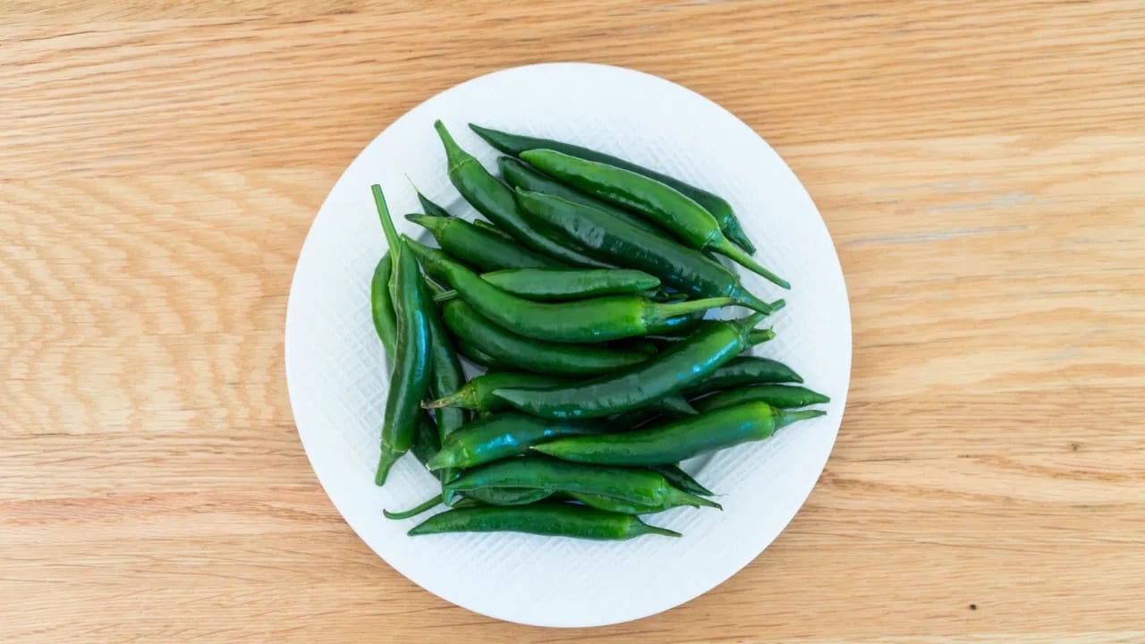 हिरव्या मिरच्या लवकर खराब होतात, म्हणून मिरच्यांचे देठ काढून टाका आणि त्यांना हवाबंद डब्यात किंवा फ्रिजमध्ये झाकून ठेवा. यामुळे त्या जास्त काळ ताज्या राहण्यास मदत होईल.