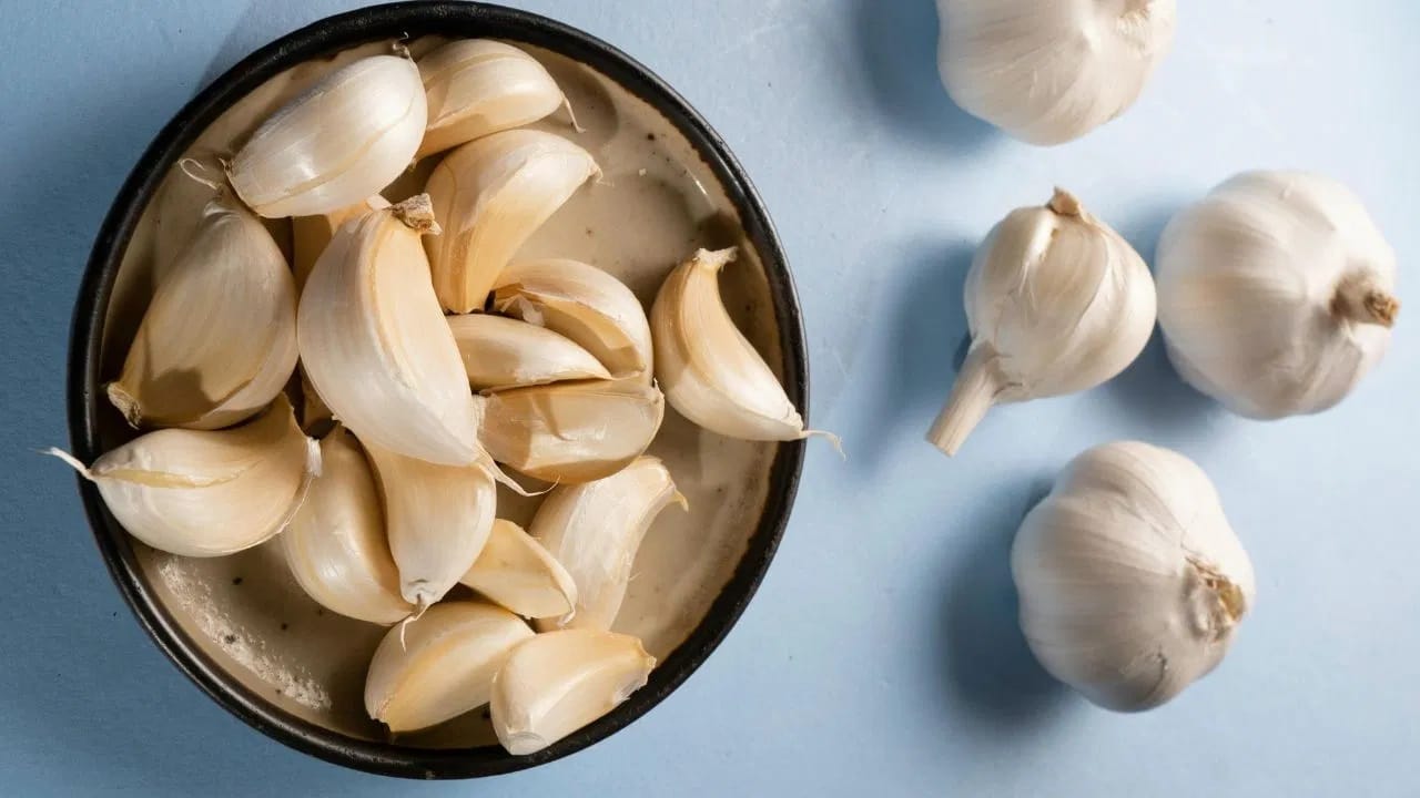 रोज सकाळी उपाशीपोटी लसणाच्या दोन पाकळ्या खाल्ल्यास काय होते? जाणून घ्या तज्ञाकडून