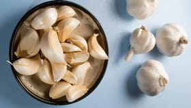 रोज सकाळी उपाशीपोटी लसणाच्या दोन पाकळ्या खाल्ल्यास काय होते?.