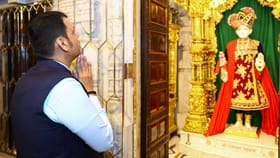 मुख्यमंत्री फडणवीस यांची BAPS मंदिरात आध्यात्मिक भेट आणि अभिषेक.