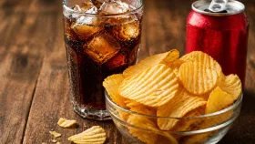 कोल्ड ड्रिंकसोबत चिप्स खाताय? होऊ शकतो मोठा परिणाम, पहिले हे वाचा