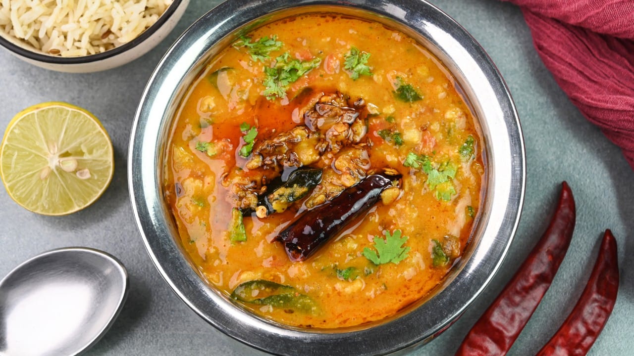 या टिप्सचा अवलंब केल्यास तुम्हाला भाजी फेकून देण्याची किंवा ती तेलकट खाण्याची गरज पडणार नाही. हे उपाय केवळ आरोग्यासाठीच नव्हे, तर स्वयंपाकाची चव टिकवून ठेवण्यासाठीही उपयुक्त ठरतात.