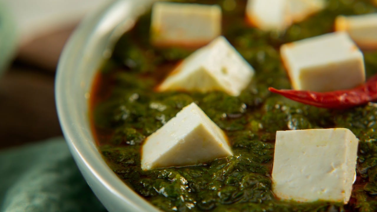 जर भाजी जास्त गडद लाल दिसत असेल, तर त्यात थोडा लिंबाचा रस किंवा अगदी थोडे दही फेटून टाका. यामुळे तेलाचा तिखटपणा आणि तेलकटपणा कमी होऊन भाजीचा पोत संतुलित होतो.