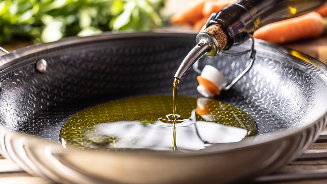 अनेकदा घाईगडबडीत स्वयंपाक करताना भाजीमध्ये नकळतपणे तेलाचे प्रमाण जास्त होते. अधिक तेलामुळे भाजीची चव बिघडण्यासोबतच आरोग्याच्या समस्याही निर्माण होऊ शकतात. मात्र, स्वयंपाकघरात सहज उपलब्ध असलेल्या गोष्टी वापरून तुम्ही हे अतिरिक्त तेल सहज कमी करु शकता.