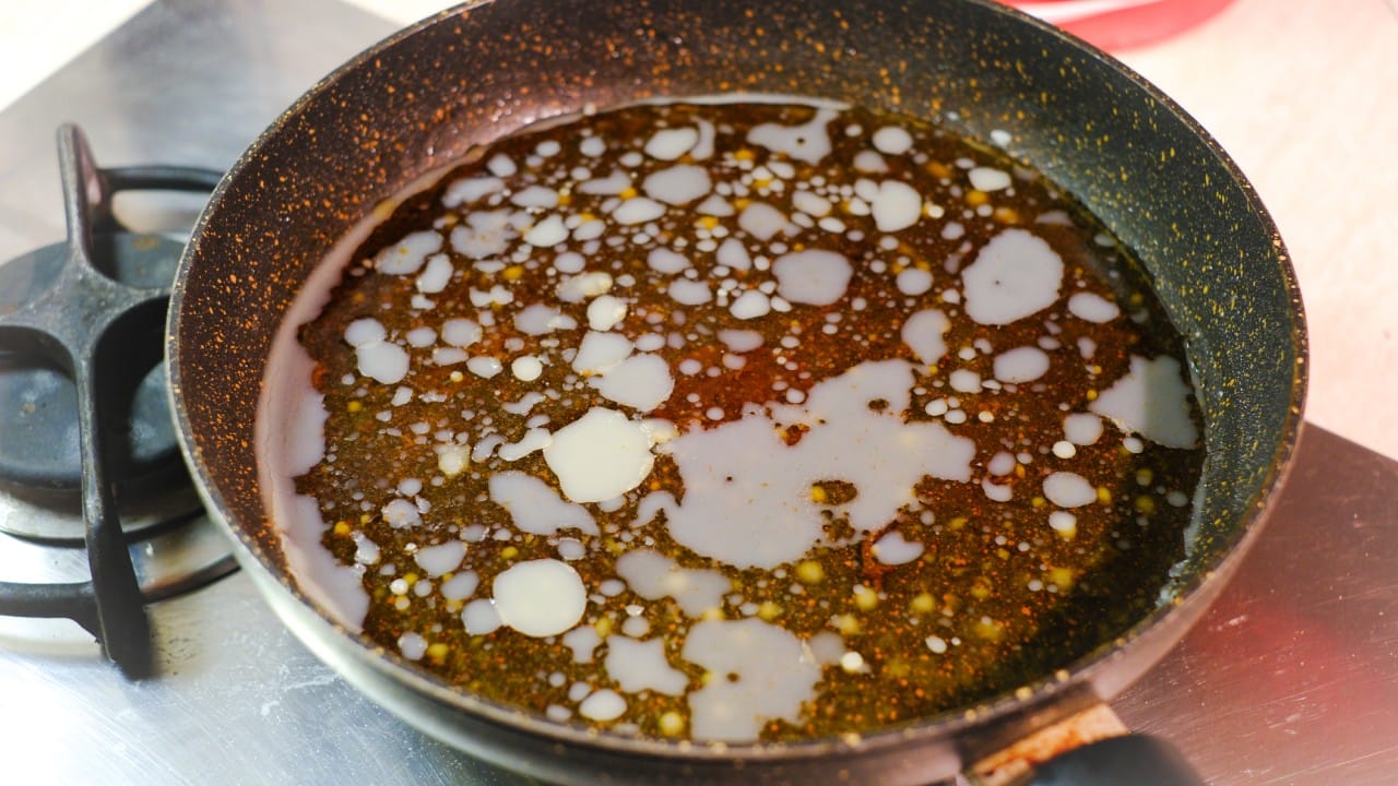 बर्फाच्या सहाय्याने तेलाचा थर कमी करु शकता. जर तुम्ही रस्सा भाजी केली असेल आणि त्यात तेल जास्त झाले असेल तर एका मोठ्या चमच्यात किंवा पळीत २-३ बर्फाचे खडे घ्या. त्या पळीत बर्फ घालून त्याचा तळ भाजीच्या वरच्या थरावर फिरवा. तेलाचा थर थंड पळीच्या संपर्कात येताच गोठू लागतो आणि पळीला चिकटतो. त्यानंतर तो सहजपणे काढून टाकता येतो.