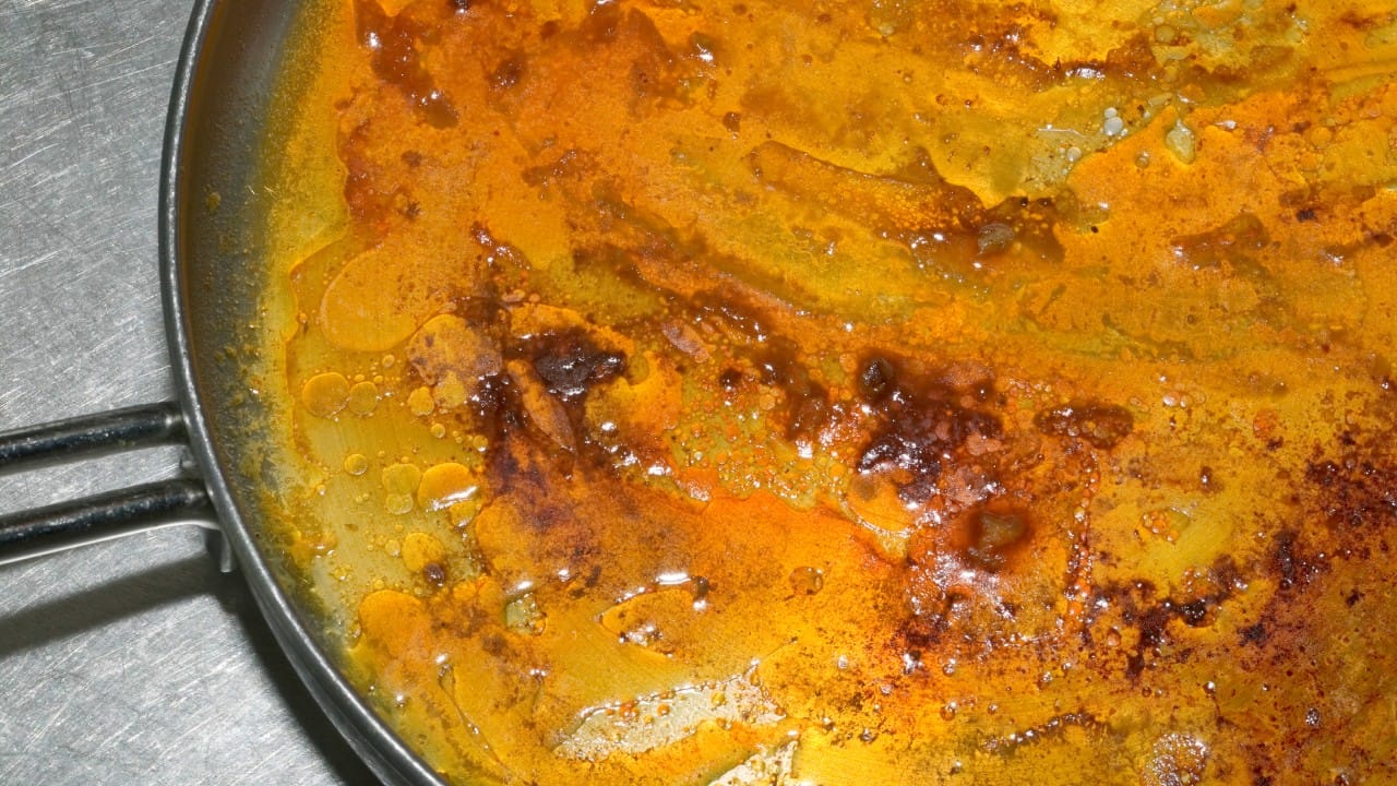 रस्सा भाजीमध्ये बटाटा कापून टाका. त्यानंतर २-३ मिनिटे मंद आचेवर उकळल्यास बटाटा अतिरिक्त तेल शोषून घेतो. तसेच, जर भाजी कोरडी असेल, तर त्यात थोडे भाजलेले बेसन मिसळा. बेसन केवळ तेल शोषून घेत नाही, तर भाजीला दाटपणा आणि चांगली चवही देते.