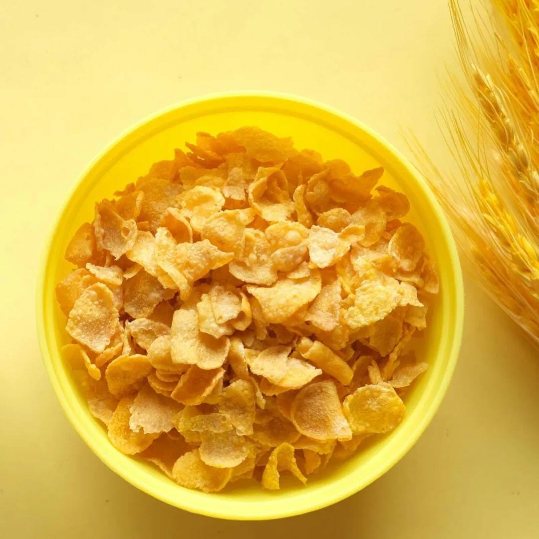 मक्यापासून बनणारा कॉर्न फ्रेक्लस खाताना सुद्धा लोक चूक करतात. हा हेल्दी ब्रेकफास्ट आहे. हा मार्केटमधून मागवला जातो. यात शुगर इंटेक आणि लेबल वर असलेली दुसरी माहिती सुद्धा वाचली पाहिजे. 