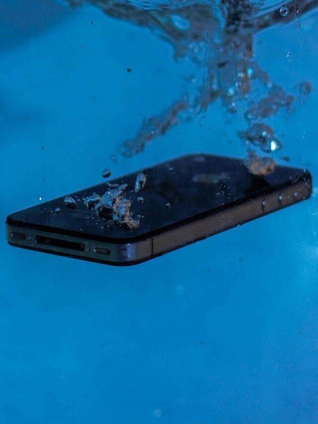 मोबाईल पाण्यात पडला तर चिंता नको, अशा पद्धतीने नीट होईल..