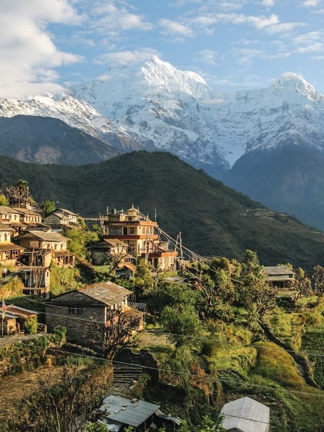 हिमालयाची सीमा कोणत्या पाच देशांना लागून आहे ?