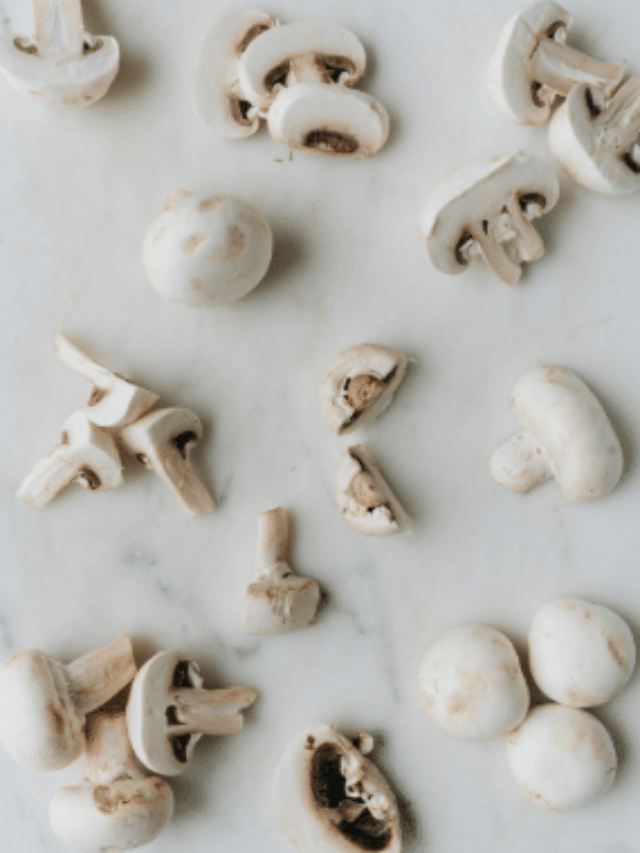 मशरुममध्ये कोणते व्हिटामिन्स आणि मिनरल्स असतात ?