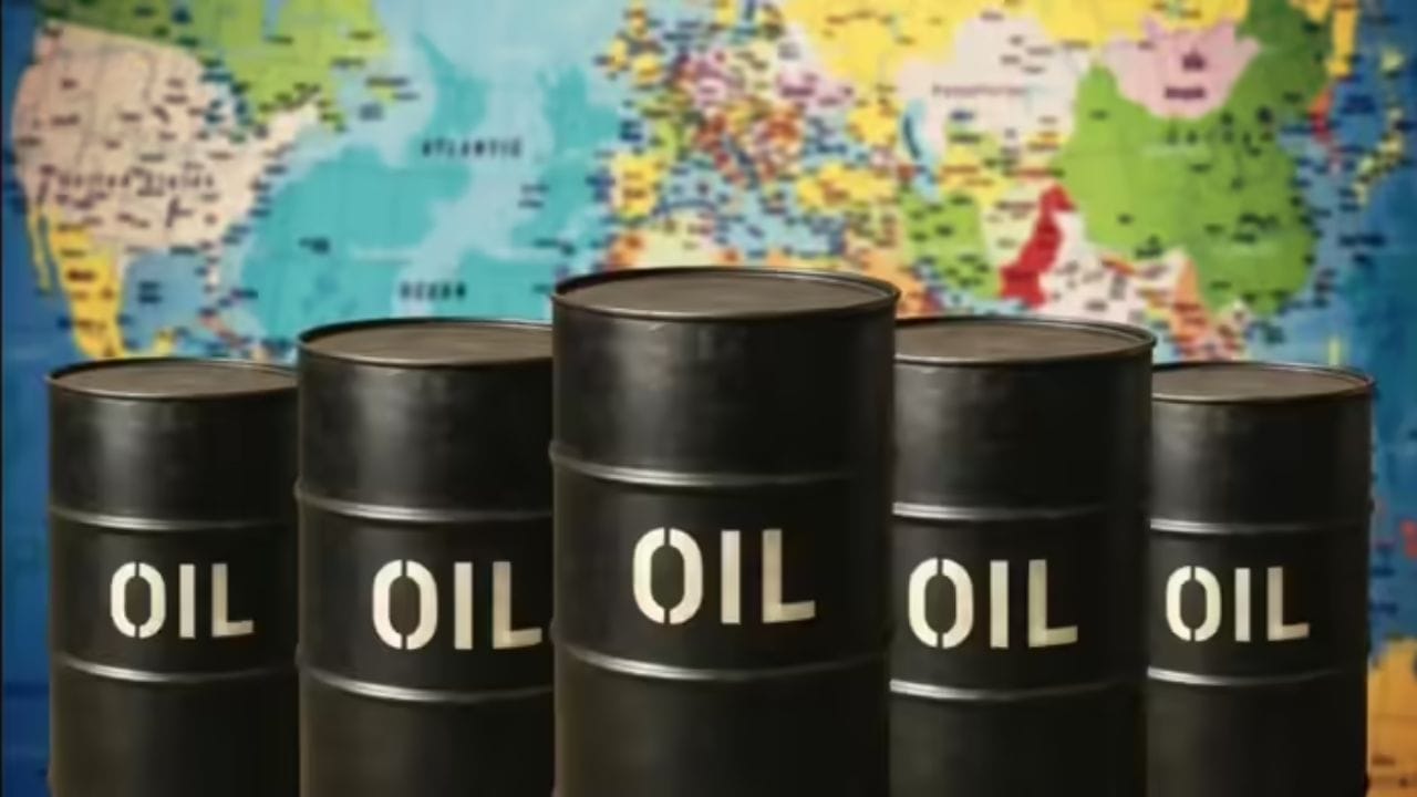 ५. इराक – समृद्ध तेल साठे आणि धोकादायक भूभाग - इराककडे जागतिक स्तरावरील पाचव्या क्रमांकाचे सर्वात मोठे कच्च्या तेलाचे साठे आहेत. साल २०२५ पर्यंत या साठ्यांचा अंदाज १४५ अब्ज बॅरल्सपेक्षा अधिक वर्तवण्यात आला आहे. हे साठे प्रामुख्याने देशाच्या दक्षिण भागात आहेत. ज्यात रुमैला आणि वेस्ट कुर्ना यांसारख्या महाकाय तेलक्षेत्रांचा समावेश होतो.