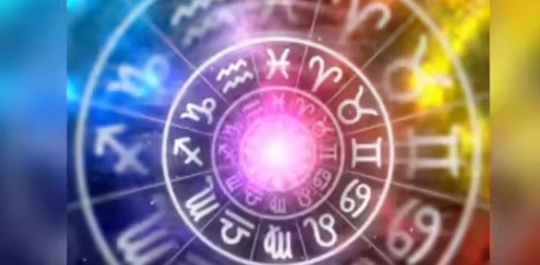 मेष राशीच्या लोकांसाठी अक्षय तृतीयेचा दिवस चांगला ठरणार आहे. या दिवशी तुम्हाला मोठा धनलाभ होऊ शकतो. सोन्यात गुंतवणूक करणे फायदेशीर ठरू शकते. शासकीय काम मार्गी लागू शकते. तसेच खासगी नोकरी करत असाल तर मोठा पगारवाढ होऊ शकतो. 