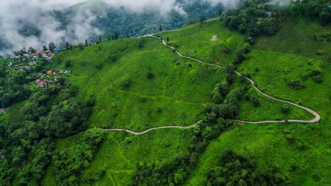  प.बंगाल येथील दार्जिलिंग चहाच्या मळ्यांमुळे ओळखले जाते. कंचनजंगा येथील सौदर्या पाहण्यासारखे असते. मे मध्येही येथील वातावरण थंड आणि आल्हाददायक असते. मिनी ट्रेनमध्ये तुम्ही सफर करु शकता आणि सुर्योदयाचा नजारा पाहू शकता.