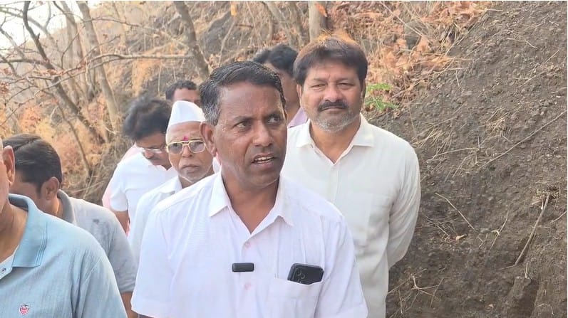 अशोक जाधव उर्फ नाना यांनी येथील श्री सिलोबा गडावरील खडतर वाट त्यांनी आपल्या श्रमातून ३.५ किलोमीटरच्या सुटसुटीत रस्त्यात रूपांतरित केली आहे. या गावातील या डोंगरावरील मंदिरातील वाट आधी अवघड होती. 