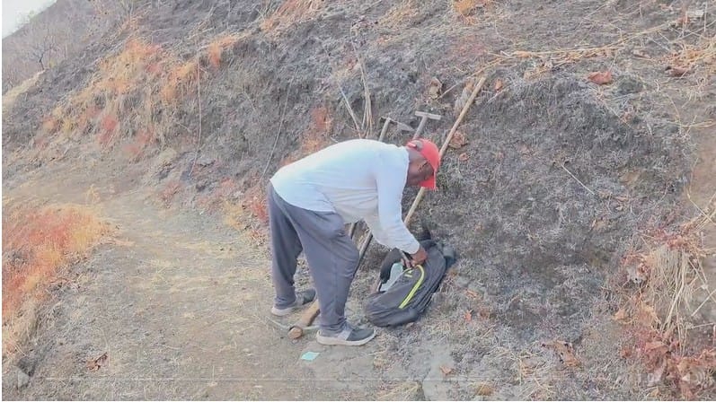 श्री सिलोबा गड हे या भागातील महत्त्वाचे श्रद्धास्थान मात्र गडावर जाण्यासाठी पूर्वी अत्यंत अरुंद घसरडी आणि जीवघेणी पायवाट होती. वयोवृद्ध, महिला भाविकांना तिथे जाणे अशक्य व्हायचे.