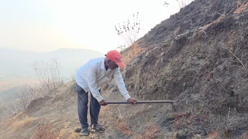  ही अडचण पाहून अशोक जाधव यांनी कुणाचीही मदत न घेता हा रस्ता तयार  करण्याचा ध्यास घेतला.सुरुवातीला गावातील मुलेही त्यांना मदत करायची.नंतर त्यांनी नेमाने रोज येथील गवत काढले आणि तीन चार फुटांचा रस्ताही तयार केला. 