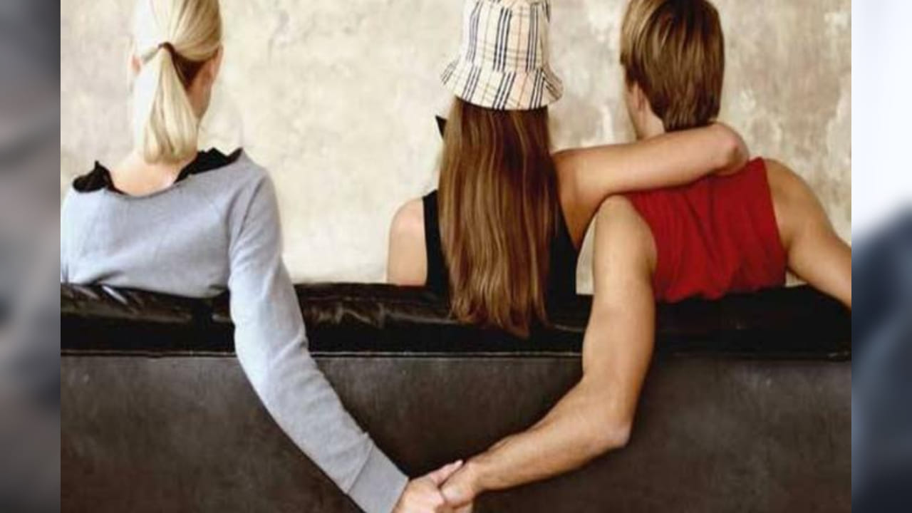 नातेसंबंधांमध्ये विश्वास आणि प्रामाणिकपणा हे सर्वात महत्त्वाचे घटक मानले जातात. प्रत्येकालाच आपला जोडीदार निष्ठावान असावा, तो सुख-दुःखात साथ देणारा असावा, अशी अपेक्षा असते. 