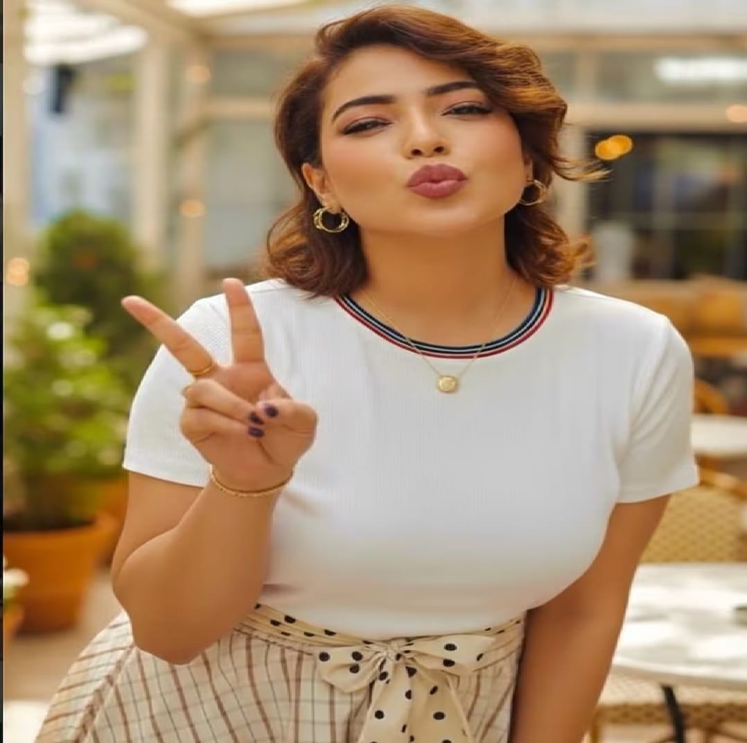 अभिनेत्रीच्या निधनानंतर चाहत्यांना मोठा धक्का बसला आहे, तर अभिनेत्रीच्या कुटुंबियांवर दुःखाचा डोंगर कोसळला आहे. आता पोलीस याप्रकरणी अधिक चौकशी करत आहे... मिळालेल्या माहितीनुसार, आत्महत्येपूर्वी अभिनेत्रीचं नवऱ्यासोबत भांडण झालेलं. दोघांमध्ये कुटुंबियांवरून भांडण झाल्याची माहिती देखील समोर येत आहे.