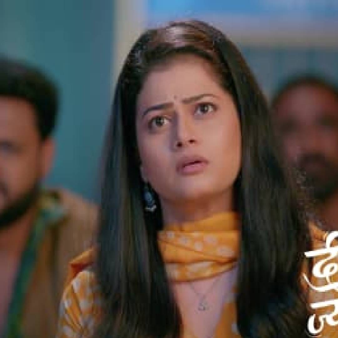 'दीप ज्योती' मालिकेत एक भीषण अपघात संपूर्ण कुटुंबाचं आयुष्य बदलून टाकतो. एका हिट अँड रन केसमध्ये अभिजित आणि सुजयचा मृत्यू होतो. घाबरलेला स्वराज पळून जातो, पण दीप तिथेच थांबून मदत करण्याचा प्रयत्न करतो. पोलीस तपासात एका निरपराध वृद्ध ड्रायव्हरला अडकवलं जातं. ज्योती या अन्यायाविरुद्ध उभी राहाते, पण स्वराजला वाचवण्यासाठी दीप हा गुन्हा स्वतःवर घेतो. पुरुषोत्तम दीपला पोलिसांच्या स्वाधीन करतो, ज्यामुळे समाजात त्याची प्रतिमा उंचावते पण सत्य गाडलं जातं. अभिजितच्या निधनानंतर प्रीती खचून जाते, तर ज्योती घर सावरण्यासाठी शिक्षण सोडून भावाचा युनिफॉर्म घालून रिक्षा चालवण्याचा धाडसी निर्णय घेते. जेलमध्ये दीपवर प्राणघातक हल्ला होतो, ज्यामुळे परिस्थिती अधिकच गंभीर बनली आहे.
