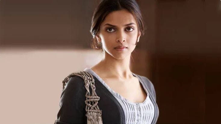 माधुरी दीक्षित ही दीपिकाच्या वडिलांची म्हणजेच प्रकाश पादुकोण यांची क्रश होती. माझ्या वडिलांना वॉशरुममध्ये जाऊन न्यूज पेपर वाचण्याची सवय होती. एका दिवशी माझे वडील वॉशरुमध्ये पेपर घेऊन गेले होते. तिथे त्यांनी माधुरी दीक्षितचे लग्न झाल्याची बातमी वाचली, असे दीपिकाने सांगितले.