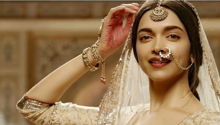 माधुरी दीक्षितच्या लग्नाची बातमी वाचताच माझे वडील वॉशरुममध्येच रडू लागले. माझ्या आईने माझ्या वडिलांना तुम्ही का रडत आहात, असे विचारले. त्यानंतर खरं कारण समजताच सर्वांना हसू फुटले होते, अशी गोड आठवण दीपिकाने सांगितलेली आहे.   