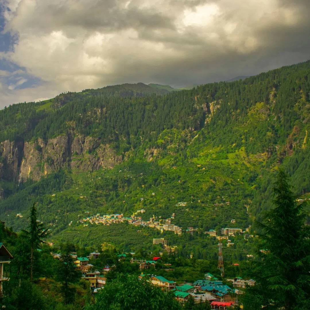 दिल्लीवरुन देहरादूनला पोहोचणं आता अजून सोप होईल. कारण पीएम मोदी येत्या 14 एप्रिलला दिल्ली-देहरादून एक्सप्रेसवे चं उद्घाटन करणार आहेत. या मार्गाने आता देहरादूनला फक्त अडीचतासात पोहोचता येईल. या एक्सप्रेस वे मुळे तुम्ही कुठल्या हिल स्टेशन्सवर लवकर पोहोचाल ते जाणून घ्या.