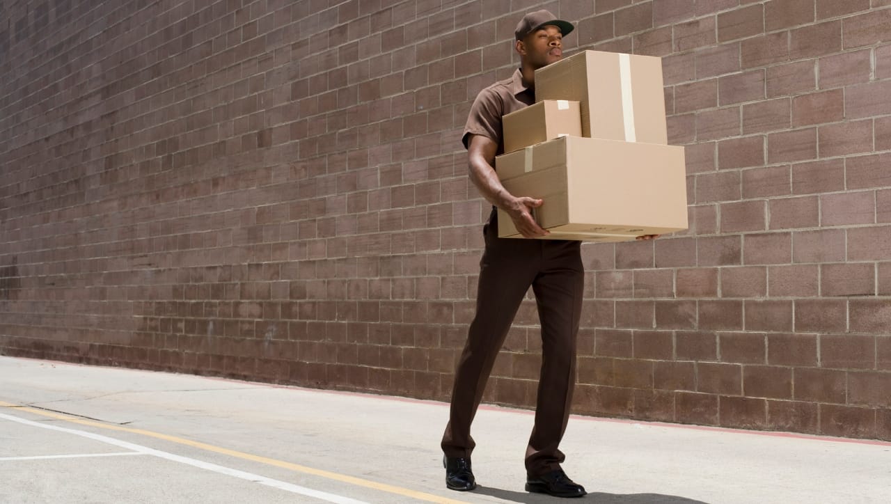 विशेषतः विकेंडला किंवा रात्रीच्या वेळी (Dinner time) काम केल्यास कंपन्यांकडून भरघोस बोनसही मिळतो. थोडक्यात सांगायचं तर, न्यूयॉर्क-लॉस एंजेलिससारख्या शहरात डिलिव्हरी देणारा माणूस आलिशान आयुष्य जगू शकतो!
