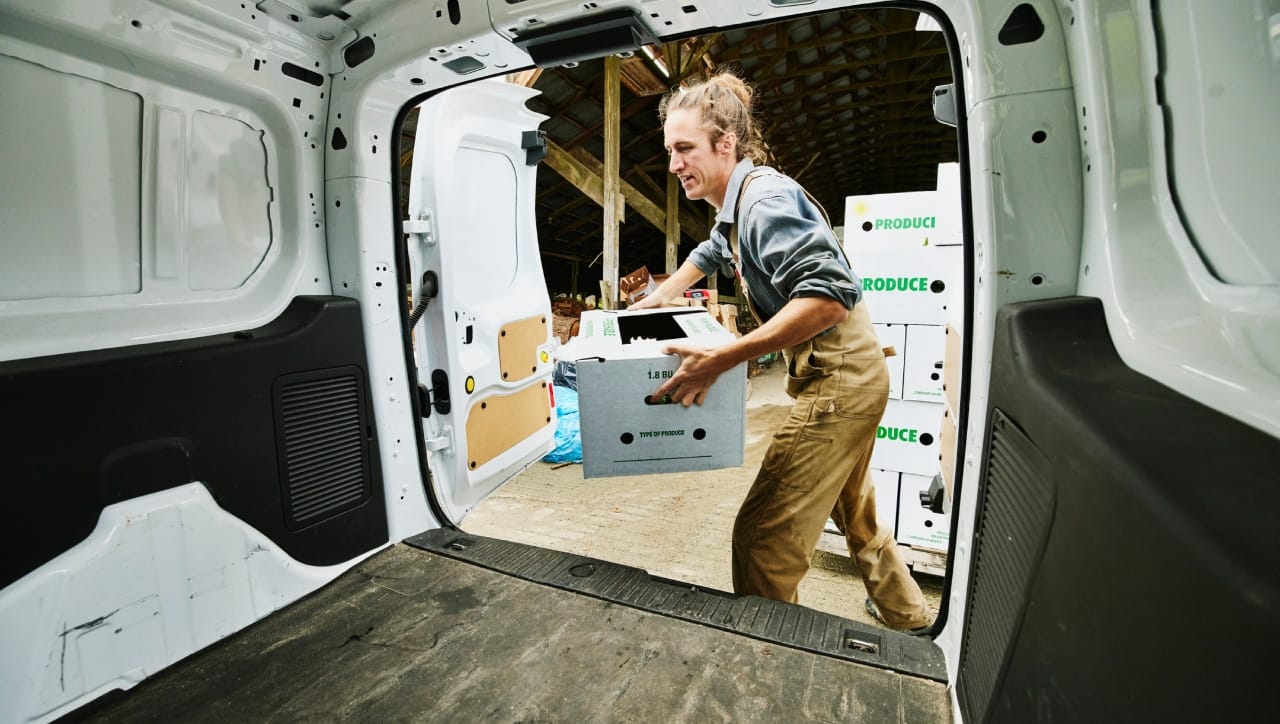 जर तुम्ही अमेरिकेत दिवसाचे ८ तास पूर्णवेळ काम केलं, तर तासाला सरासरी २० ते ३० डॉलर्सची कमाई होते. या हिशोबाने दिवसाला साधारण २०,००० रुपये आणि महिन्याला तब्बल ५ ते ६ लाख रुपये सहज कमावता येतात.