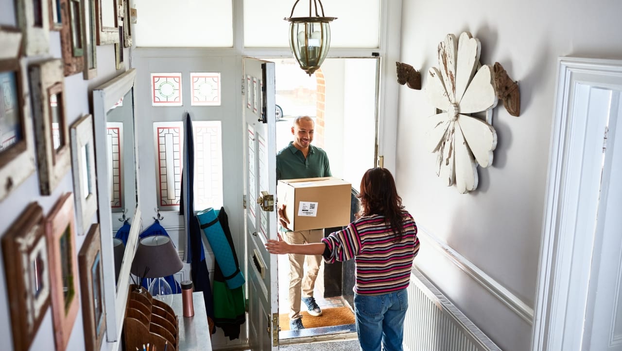 न्यूयॉर्क किंवा सॅन फ्रान्सिस्कोसारख्या शहरात एका डिलिव्हरीवर १० ते ३० डॉलर्स म्हणजे अंदाजे ८०० ते २५०० रुपये फक्त टिप मिळते. त्यातच हे लोक एकाच वेळी 'Uber Eats' आणि 'DoorDash' सारखी अनेक ॲप्स वापरून स्मार्टली काम करतात.