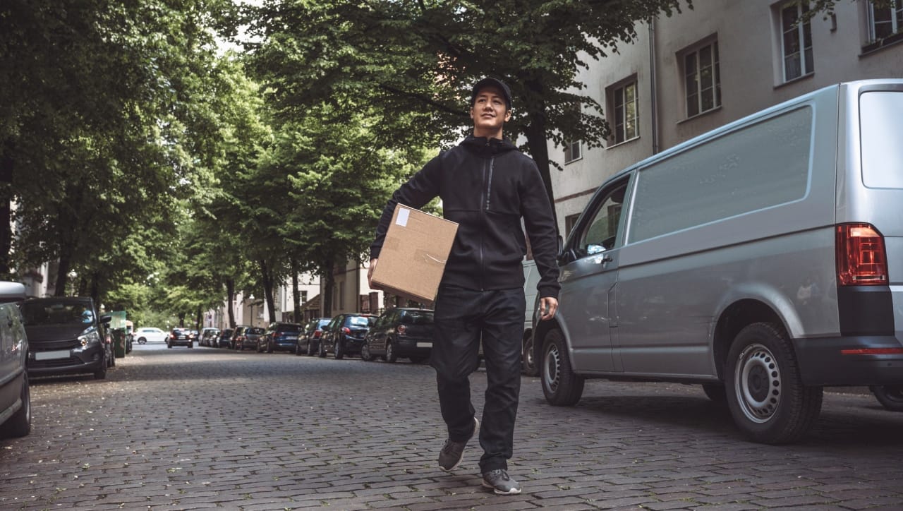 अमेरिकेत डिलिव्हरी करणाऱ्यांची चांदी होण्याचं सर्वात मोठं कारण म्हणजे तिथलं टिप कल्चर. आपल्याकडे टिप देणं ऐच्छिक असतं, पण अमेरिकेत ती एक परंपरा आहे. अनेकदा डिलिव्हरी शुल्कापेक्षा ग्राहकांनी दिलेली टिपच जास्त असते. 