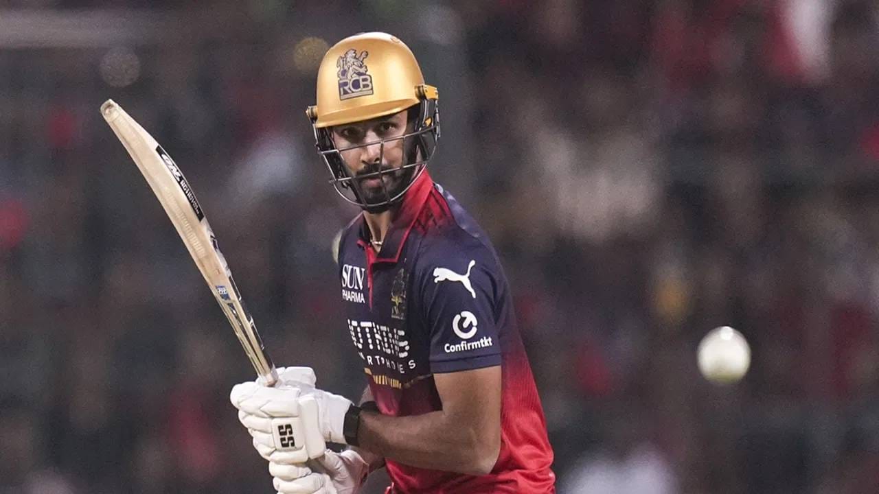 विराट सोबत देवदत्त पडिक्कलही गुजरात टायटन्स विरुद्ध जबरदस्त खेळला. या डावखुऱ्या फलंदाजाने 20 चेंडूत अर्धशतक झळकावलं. (Photo PTI)