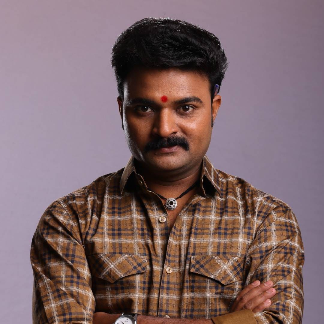 'देवमाणूस मधला अध्याय'मध्ये अजित कुमार पुन्हा एकदा आपल्या जाळ्यात सर्वांना ओढत आहे. पोलिसांचा मार बसल्यानंतर तो बेशुद्ध पडण्याचे नाटक करत हॉस्पिटलमधून पळून जातो. कोर्टात त्याच्याविरुद्ध पुरावे सादर झाल्यावर त्याला पोलीस कोठडी मिळते. यादरम्यान लालीला वकील युगंधर प्रताप भेटतो. युगंधर आपल्या स्टाईलने लालीला प्रभावित करतो आणि तिची केस लढण्याची तयारी दर्शवतो. अजित आणि युगंधरमध्ये आता वर्चस्वाचं युद्ध सुरू झालं आहे.
