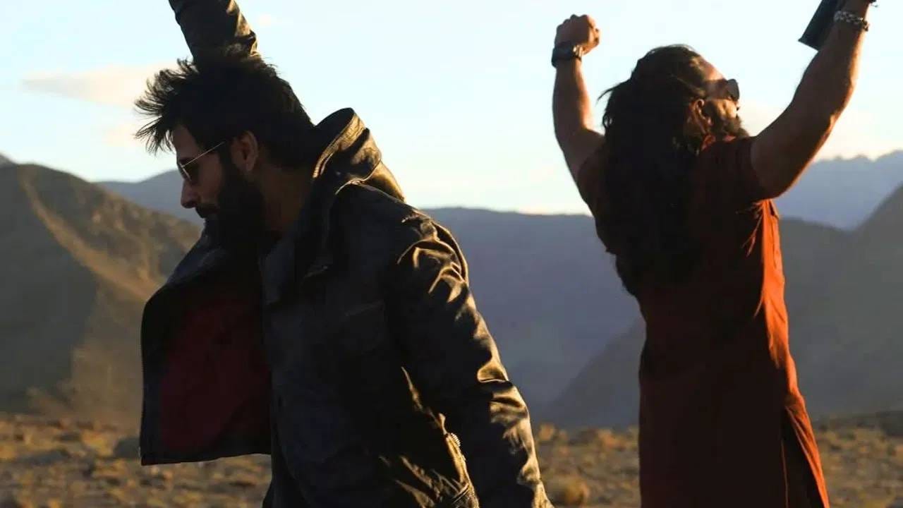 हा चित्रपट लोकांना इतका आवडलाय की, लोक हा चित्रपट खूप बारकाईने पाहत आहेत. लोकांनी हे नोटिस केलय की चित्रपटाच्या रिलीज नंतरच नाही तर चित्रपटाच्या शूटिंगमध्येही राकेश बेदी यांचा जलवा होता. 